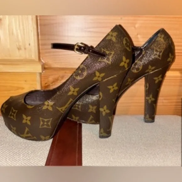 Guaranteed Authentic Louis Vuitton Brown Monogram Women's Heels size 37 - Picture 3 of 9
